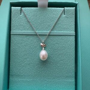 Tiffany & Co. Paloma Picasso Olive Leaf Pearl Pendant Necklace